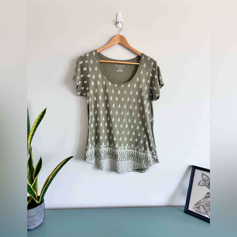 ✨2 for $20✨ Lucky Brand Green Tshirt with Floral Detail, Size M